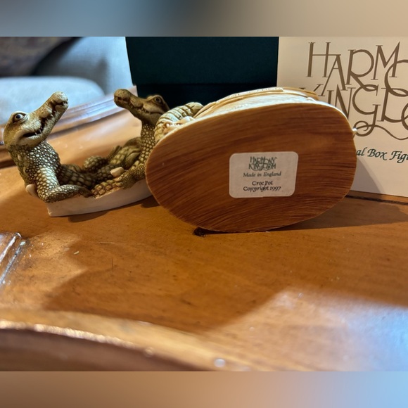 Harmony Kingdom 2nd Edition Croc Pot - Picture 5 of 7